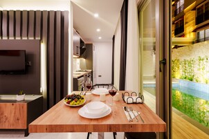 Ropa de cama de alta calidad y minibar con artículos gratuitos