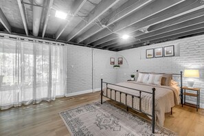 4 bedrooms, iron/ironing board, WiFi, bed sheets - Centrally located, spacious 4 bdrm, on quiet Ct (O'Fallon)