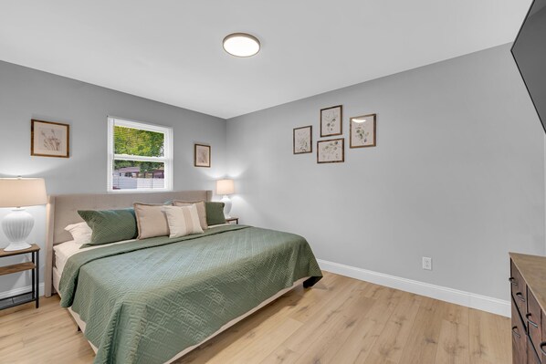 4 bedrooms, iron/ironing board, WiFi, bed sheets