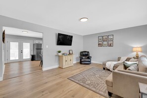 TV - Centrally located, spacious 4 bdrm, on quiet Ct (O'Fallon)