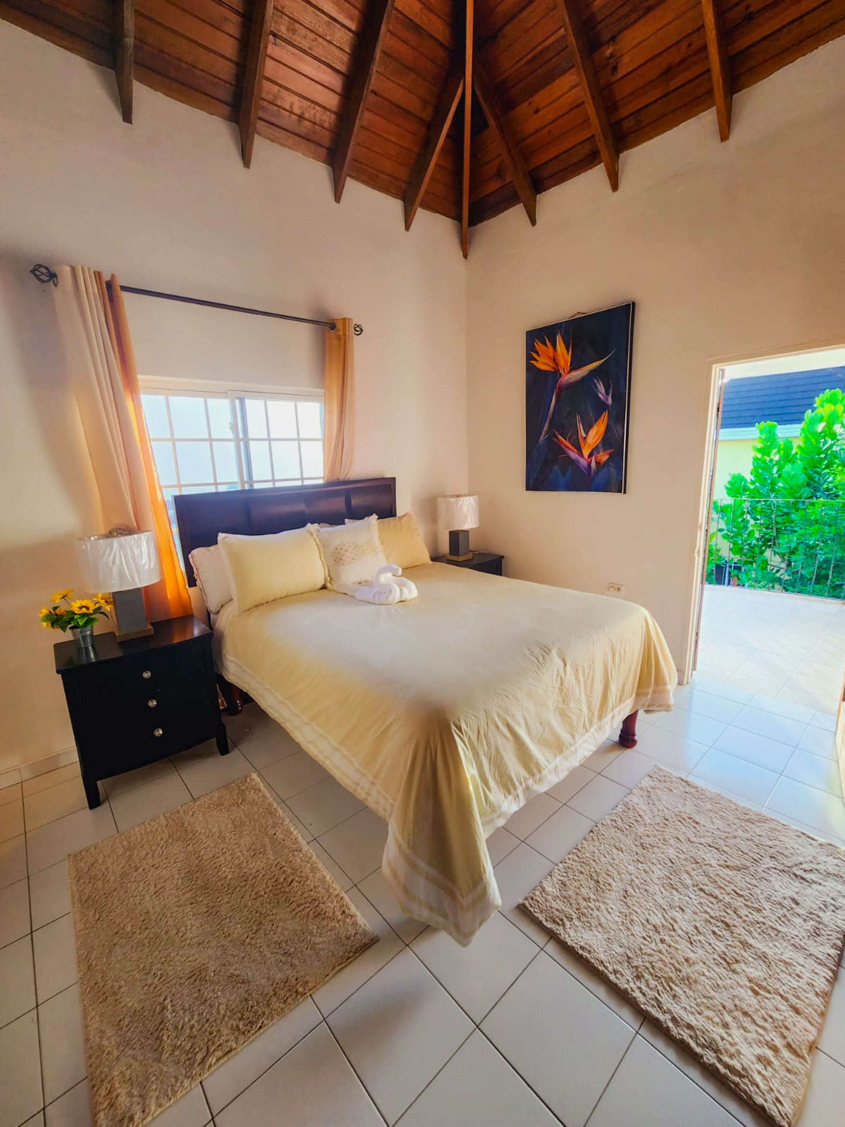 6 bedrooms, desk, iron/ironing board, travel crib