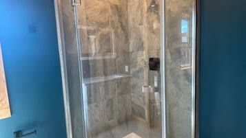 Douche, sĂšche-cheveux, serviettes fournies, savon