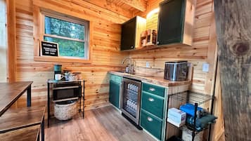 Frigorífico, microondas, placa de cocina y cafetera o tetera
