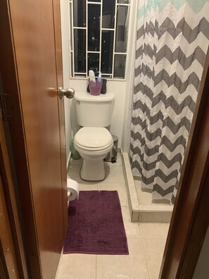 Hair dryer, towels, soap, shampoo - Apartamento acogedor en Galerías (Bogotá)