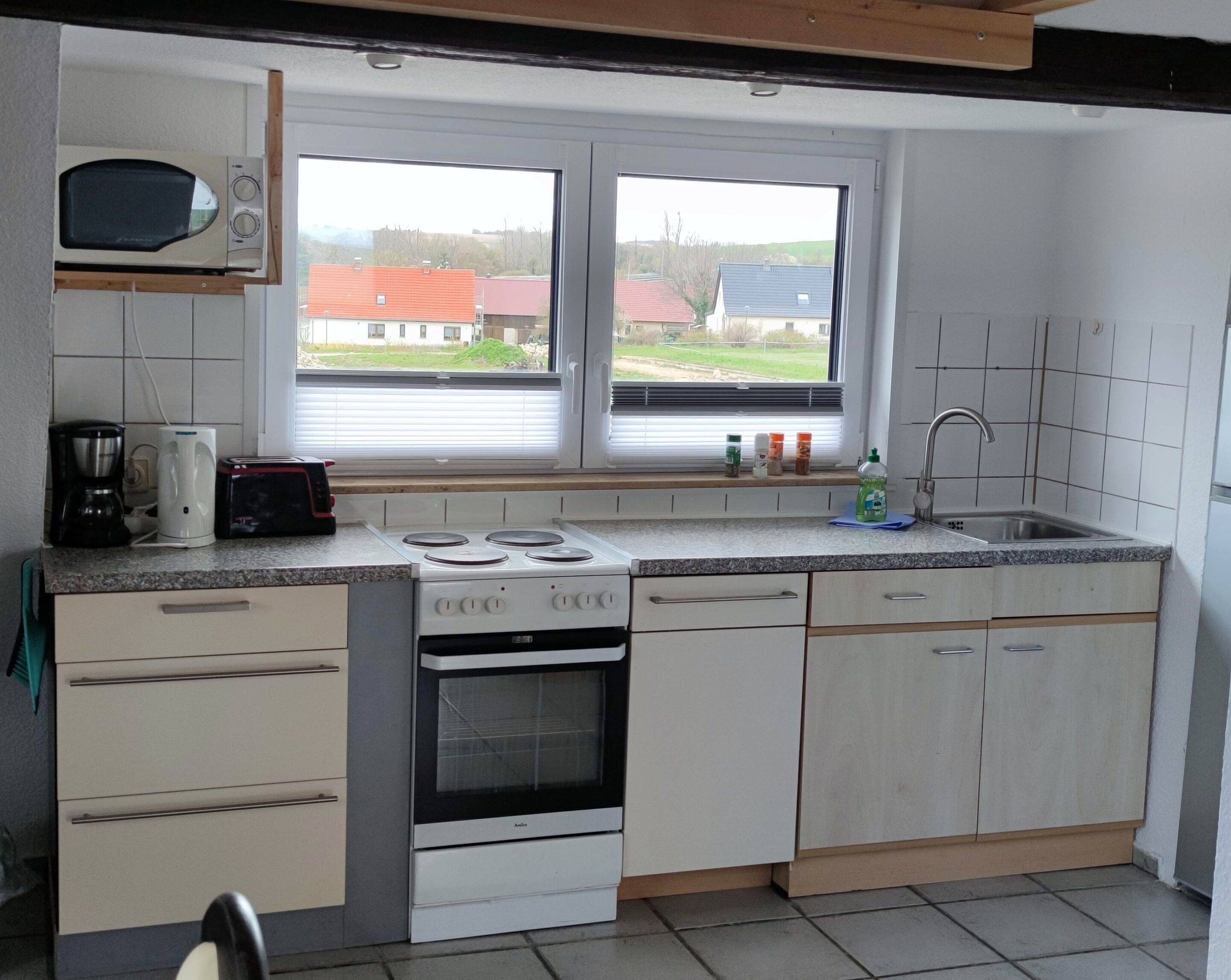Küche mit Mikrowelle, Herd, Spüle, Spülmaschine, 