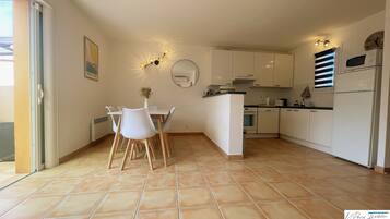 Een koelkast, een microgolfoven, een oven, een kookplaat