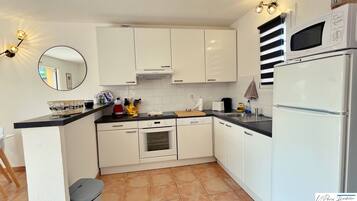 Een koelkast, een microgolfoven, een oven, een kookplaat