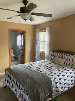 3 camere, una scrivania, ferro/asse da stiro, culla da viaggio