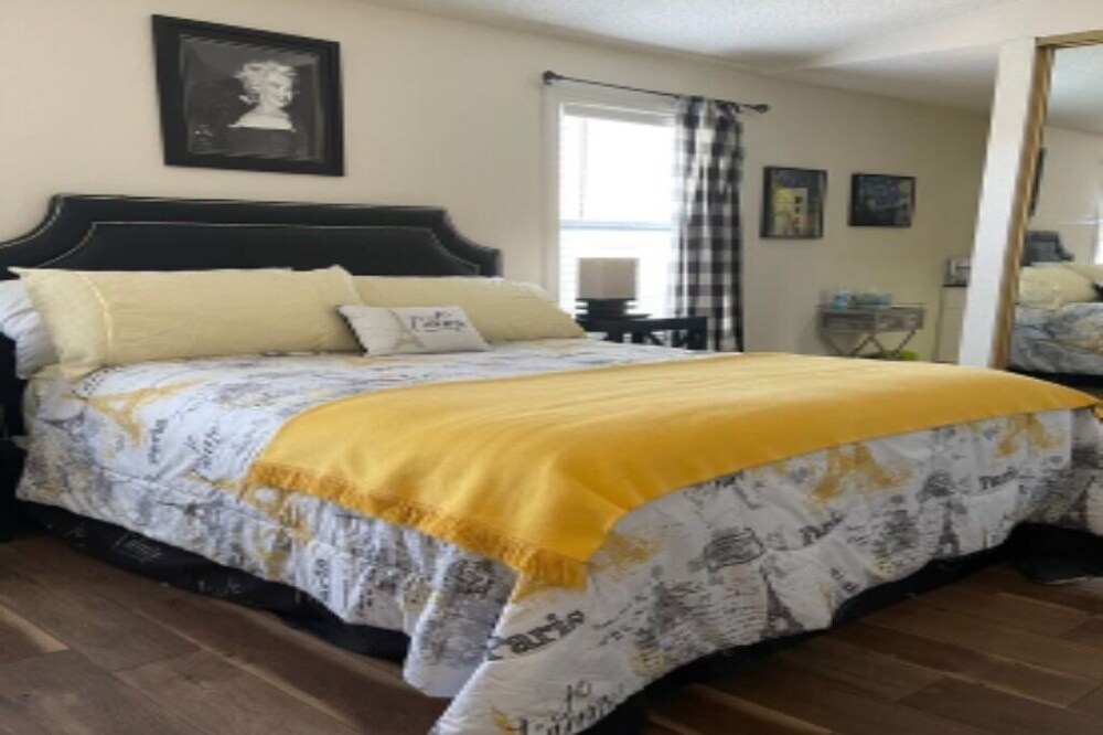 Beautiful and Comfortable Master Bedroom with a Private full bathroom, Parking