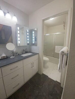 Hair dryer, towels, soap, toilet paper - Beautiful 450sqft Master Bedroom w/Private full bathroom, Parking 
xtra room ava (Vallejo)