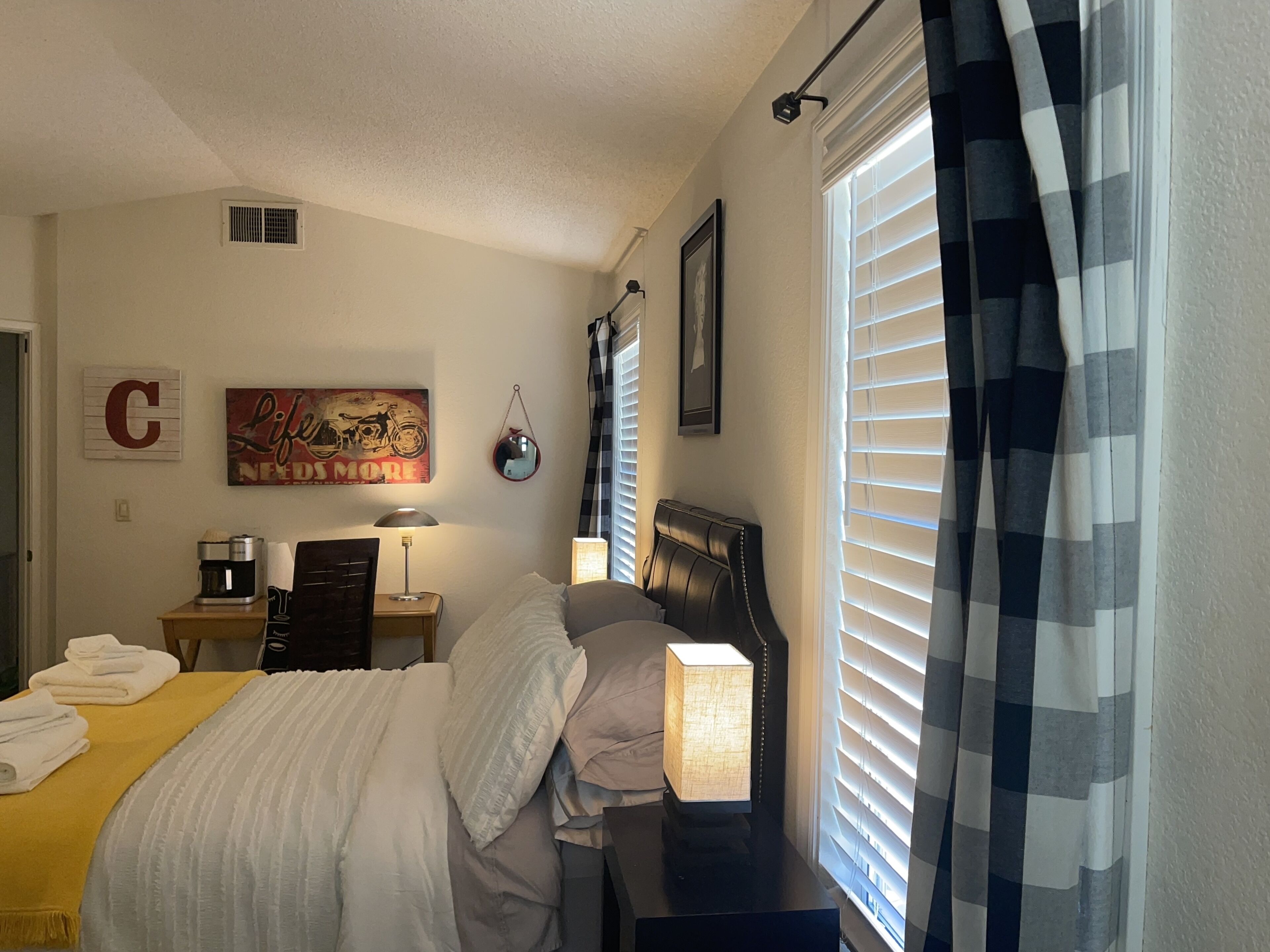 Beautiful and Comfortable Master Bedroom with a Private full bathroom, Parking