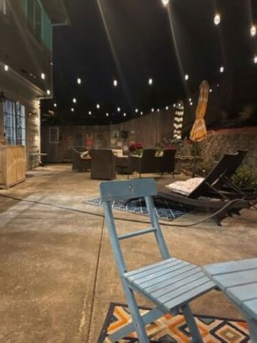 Beautiful 450sqft Master Bedroom w/Private full bathroom, Parking 
xtra room ava