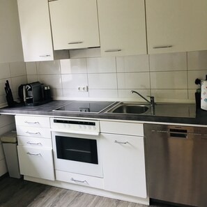 ثلاجة، ميكروويف، فرن، موقد طهي مسطح