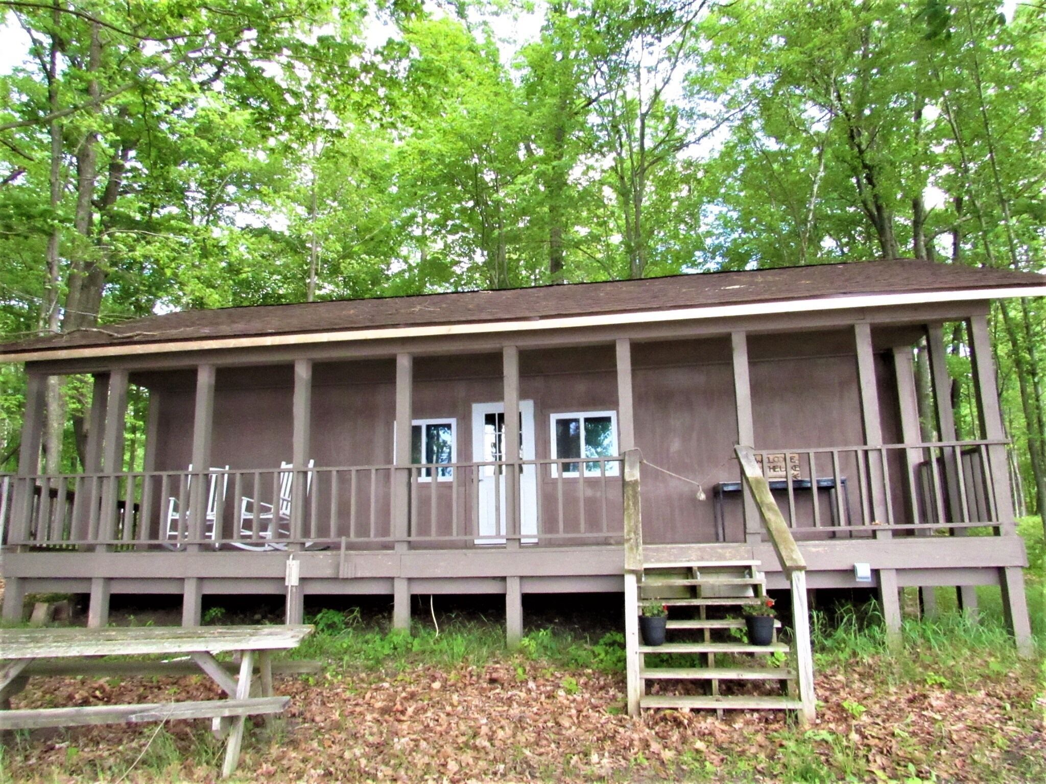 Large Black Bear Lodge With Lake View