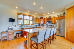 Geladeira, micro-ondas, cooktop, lava-louças