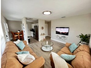 Una Smart TV, una chimenea