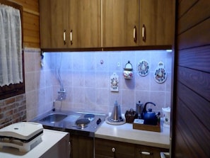 Coffee/tea maker, fridge, microwave, stovetop