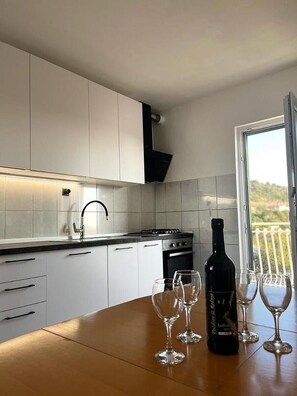 Réfrigérateur, micro-ondes, four, lave-vaisselle