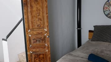 2 soverom, skrivebord, strykejern/-brett og reiseseng for barn