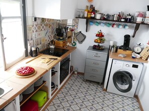 Een koelkast, een magnetron, een oven, een kookplaat