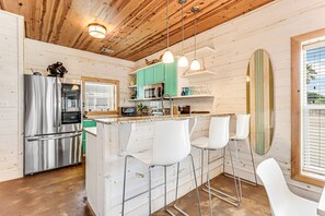 Kylskåp, mikrovågsugn, ugn och spishäll