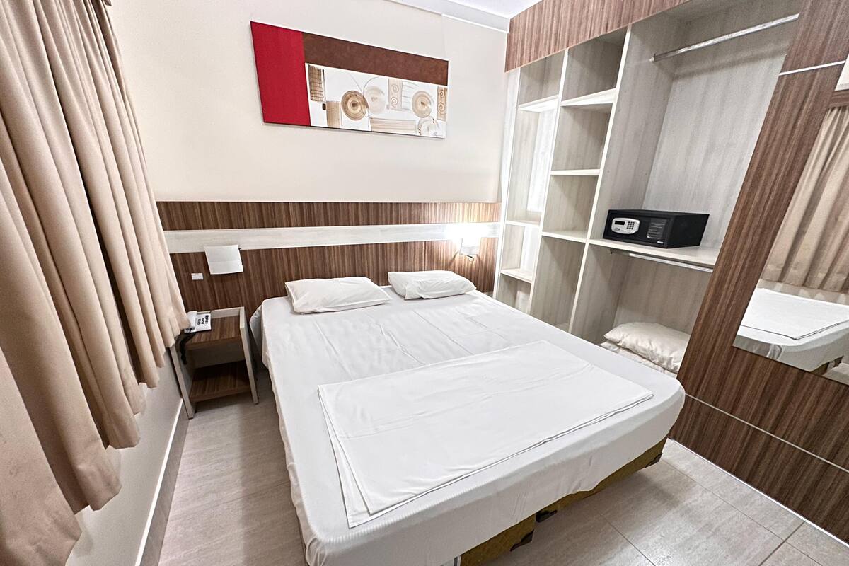 1 bedroom, bed sheets