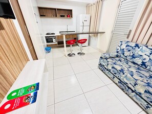 Family Apartment, 1 Bedroom, Non Smoking | Living room | 32-inch LED TV with cable channels - LACQUA DIROMA (Caldas Novas)