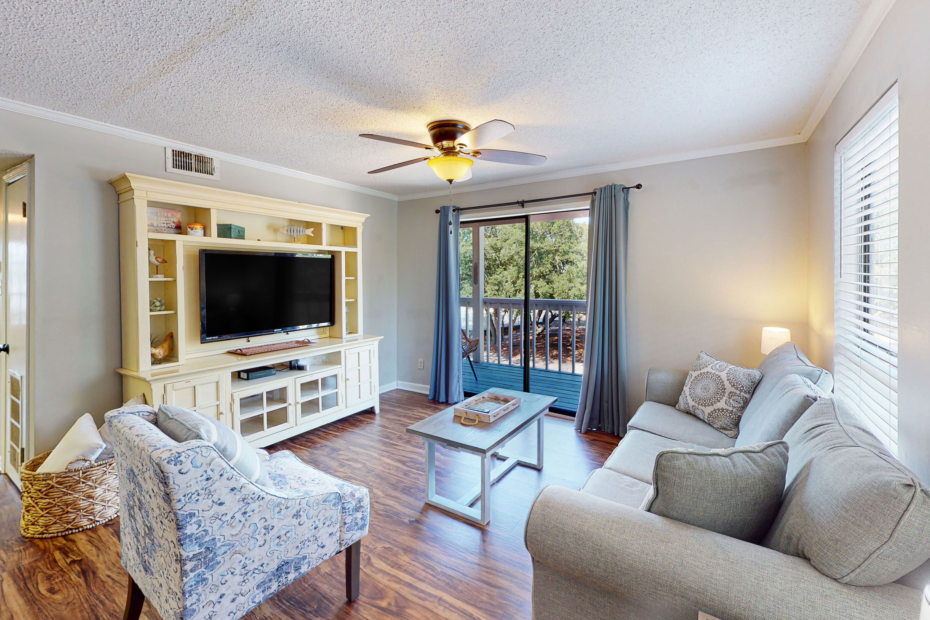 Quiet condo with pool, balcony, TV, full kitchen, & washer/dryer