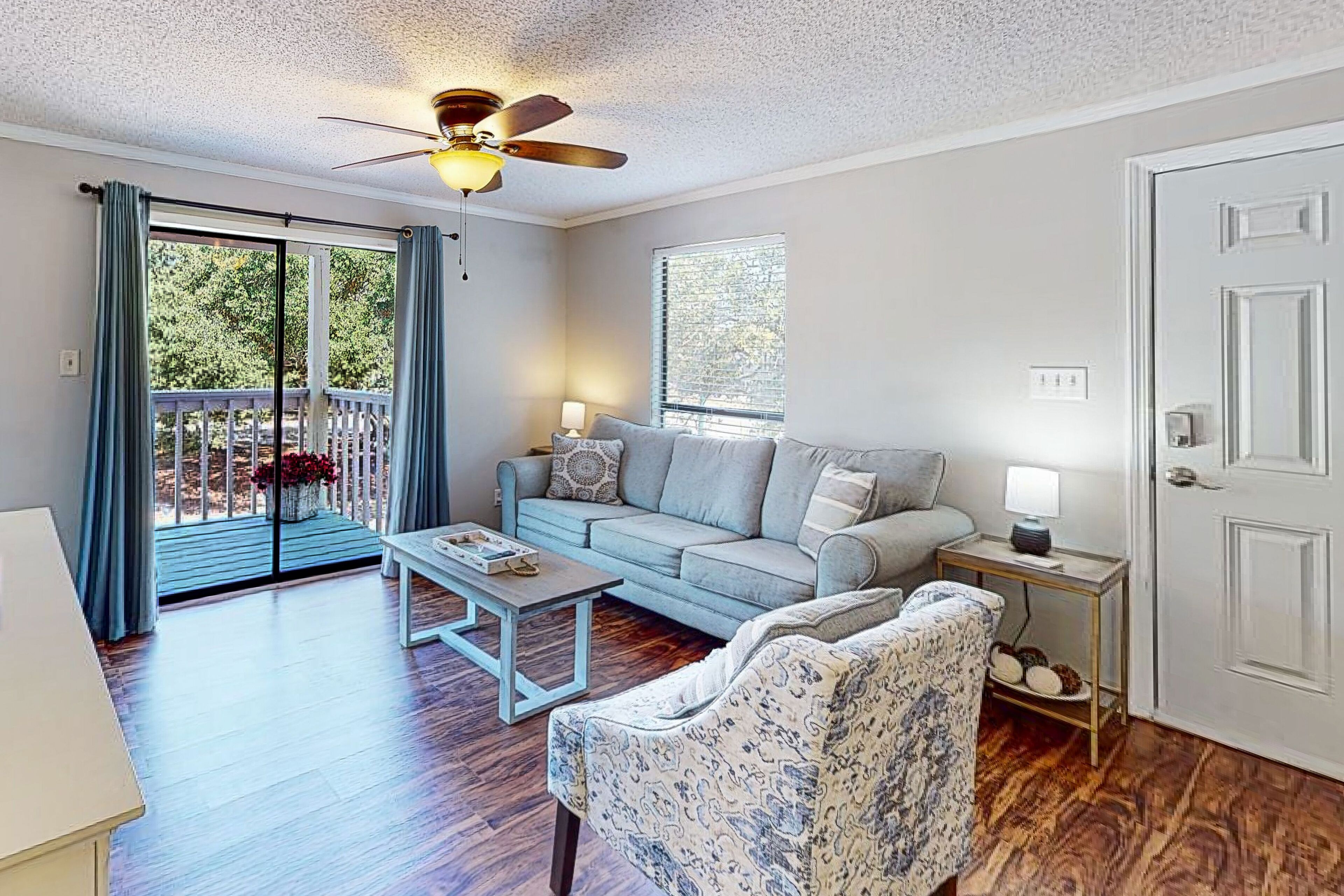 Quiet condo with pool, balcony, TV, full kitchen, & washer/dryer