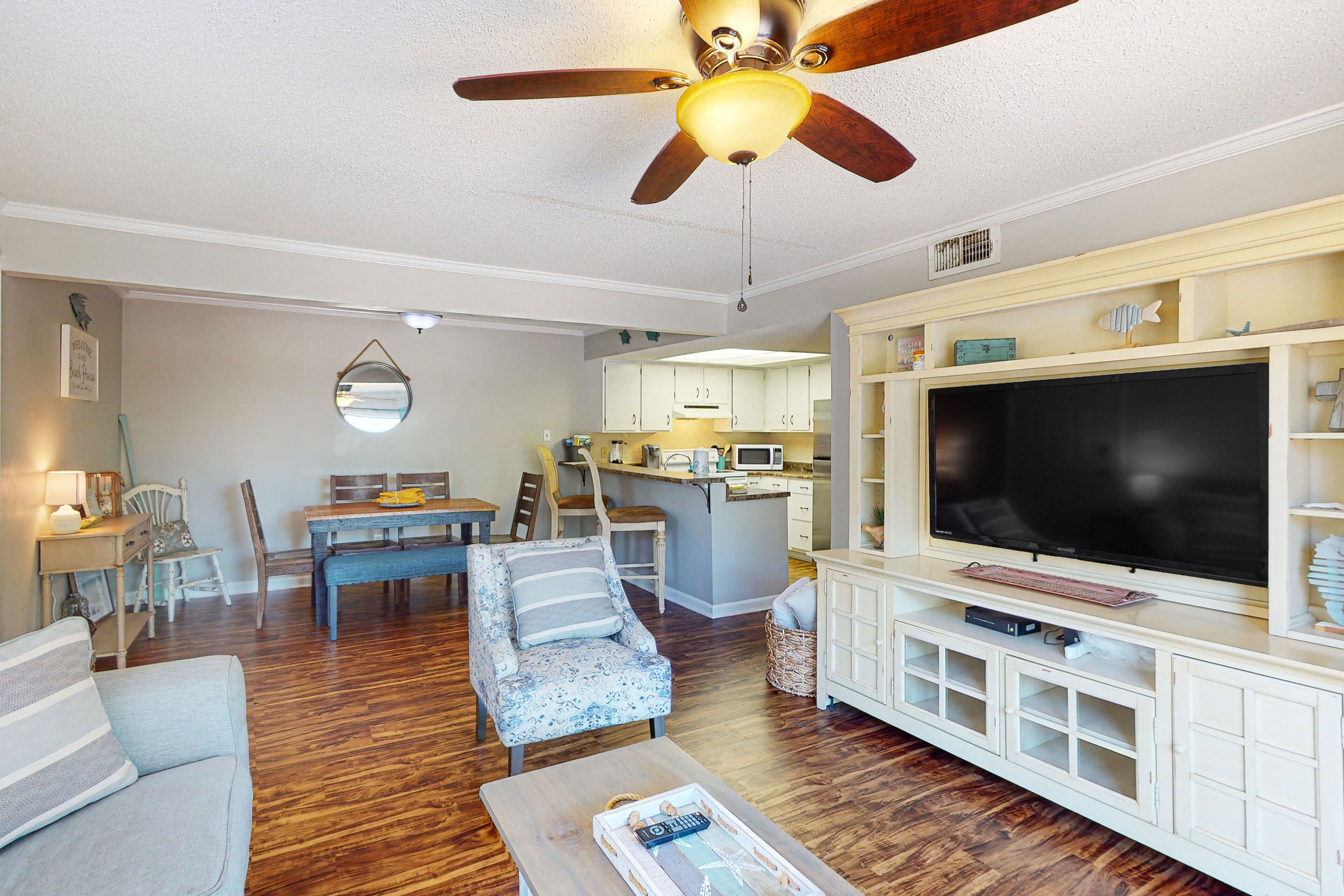 Quiet condo with pool, balcony, TV, full kitchen, & washer/dryer