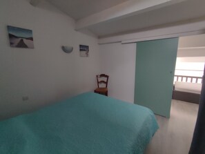 2 bedrooms, iron/ironing board, travel cot, free WiFi