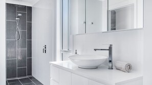 Badewanne, Haartrockner, Handtücher