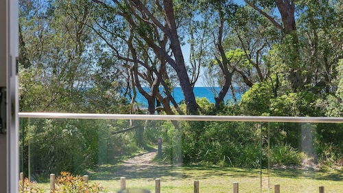 Beach house, air-con, wood fireplace, pool table, ping pong & deck with sea view