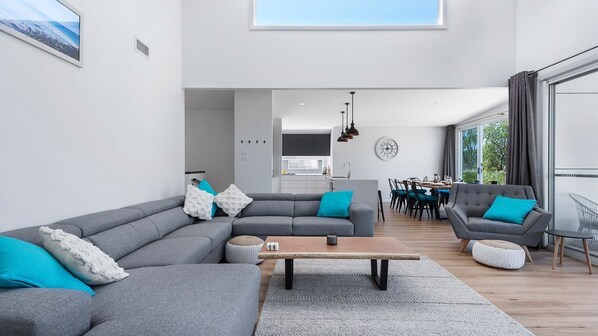 Smart TV, fireplace, ping pong
