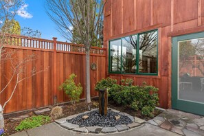 Property grounds - The Peerless Hotel | Signature ADA Room #1 | Artist`s Abode (Ashland)