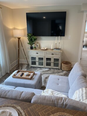 Smart TV, video games, table football, books - Large Family Bungalow Sleeps 14, Close to Grand Park, Newly Renovated Private (Sheridan)