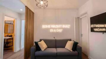 Appartamento Basic | Area soggiorno | TV a schermo piatto 45 pollici con canali digitali, TV