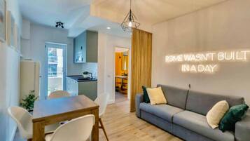 Appartamento Basic | Area soggiorno | TV a schermo piatto 45 pollici con canali digitali, TV