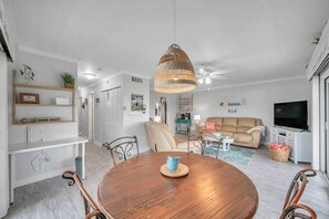 Smart TV - Waterfront End Unit Townhome with Garage(SS-23) (Indian Shores)
