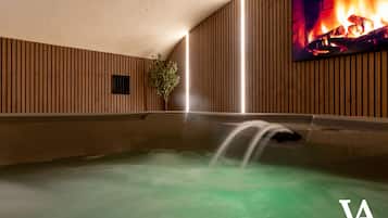 Apartemen Mewah | Kamar mandi | Shower, pancuran hujan, dan perlengkapan mandi desainer