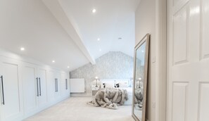 Luxury Apartment | Egyptian cotton sheets, premium bedding, down duvets, memory-foam beds - Velvet Apartments - 10 Park Square East (Leeds)
