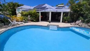 Außenpool, Liegestühle