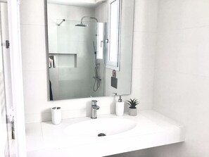 Dusche, Haartrockner, Handtücher, Seife
