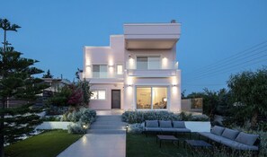 A modern two-story house with a well-maintained garden and outdoor seating area. - ATHENS RIVIERA GRAND PANORAMIC VILLAS I&II LAGONISSI/ PEACEFUL /VIEW SEA SUNSET (Kalivia Thorikou)