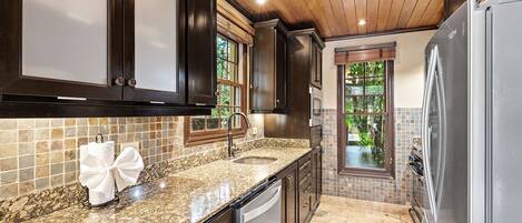 Kjøleskap, mikrobølgeovn, ovn og oppvaskmaskin