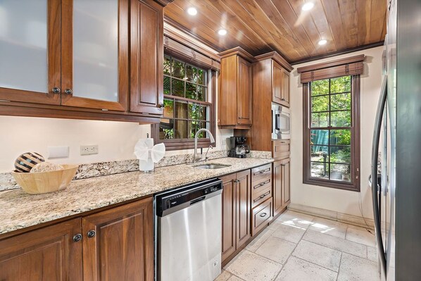 Refrigerador, microondas, horno y lavavajillas 