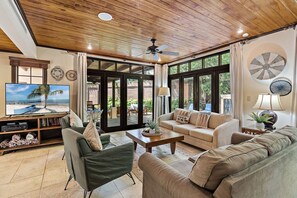 Televisión, chimenea y estéreo 