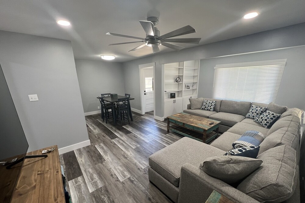 Newly remodeled 3br/1ba home~SW Topeka location~Sleeps 6