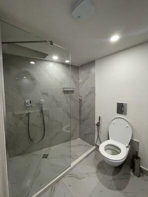 Shower, free toiletries, hair dryer, slippers - Midamo Orbeliani (Tbilisi)