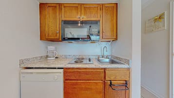 Réfrigérateur, micro-ondes, plaque de cuisson, lave-vaisselle